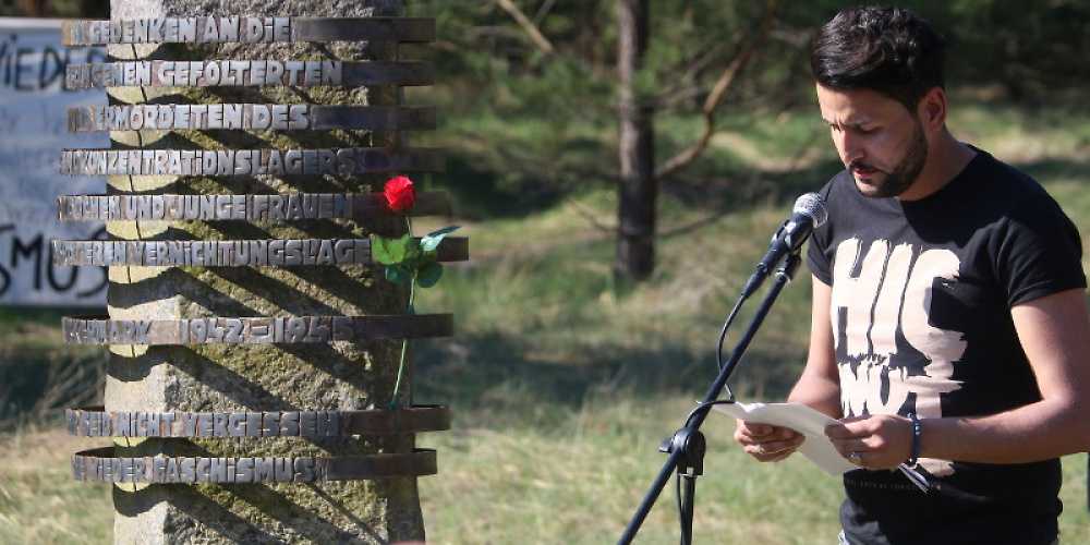 Ibrahim Arslan, Überlebender des rassistischen Brandanschlags in Mölln 1992, spricht 2018 bei der Gedenkfeier zum  73. Jahrestag der Befreiung des ehemaligen Jugendkonzentrationslagers und späteren Vernichtungsortes Uckermark.