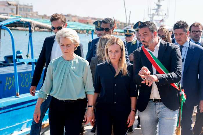 Ursula von der Leyen, Präsidentin der Europäischen Kommission, und die italienische Premierministerin Georgia Meloni (r.) bei einem Besuch auf Lampedusa 2023.