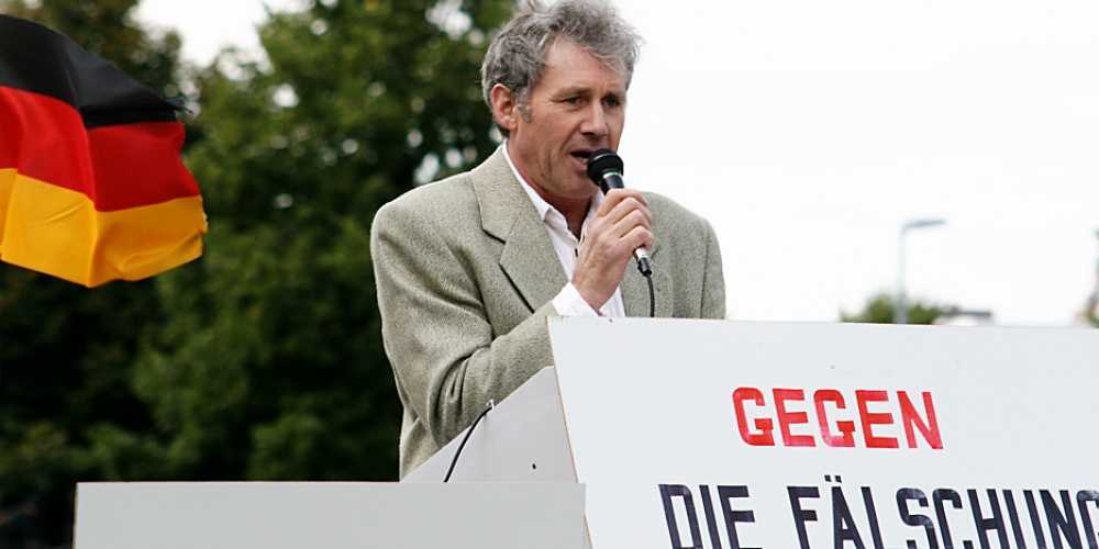 Der heutige „Arminius-Bund“-Vorsitzende Johann Thießen bei einer extrem rechten russlanddeutschen Kundgebung vor dem NRW-Landtag