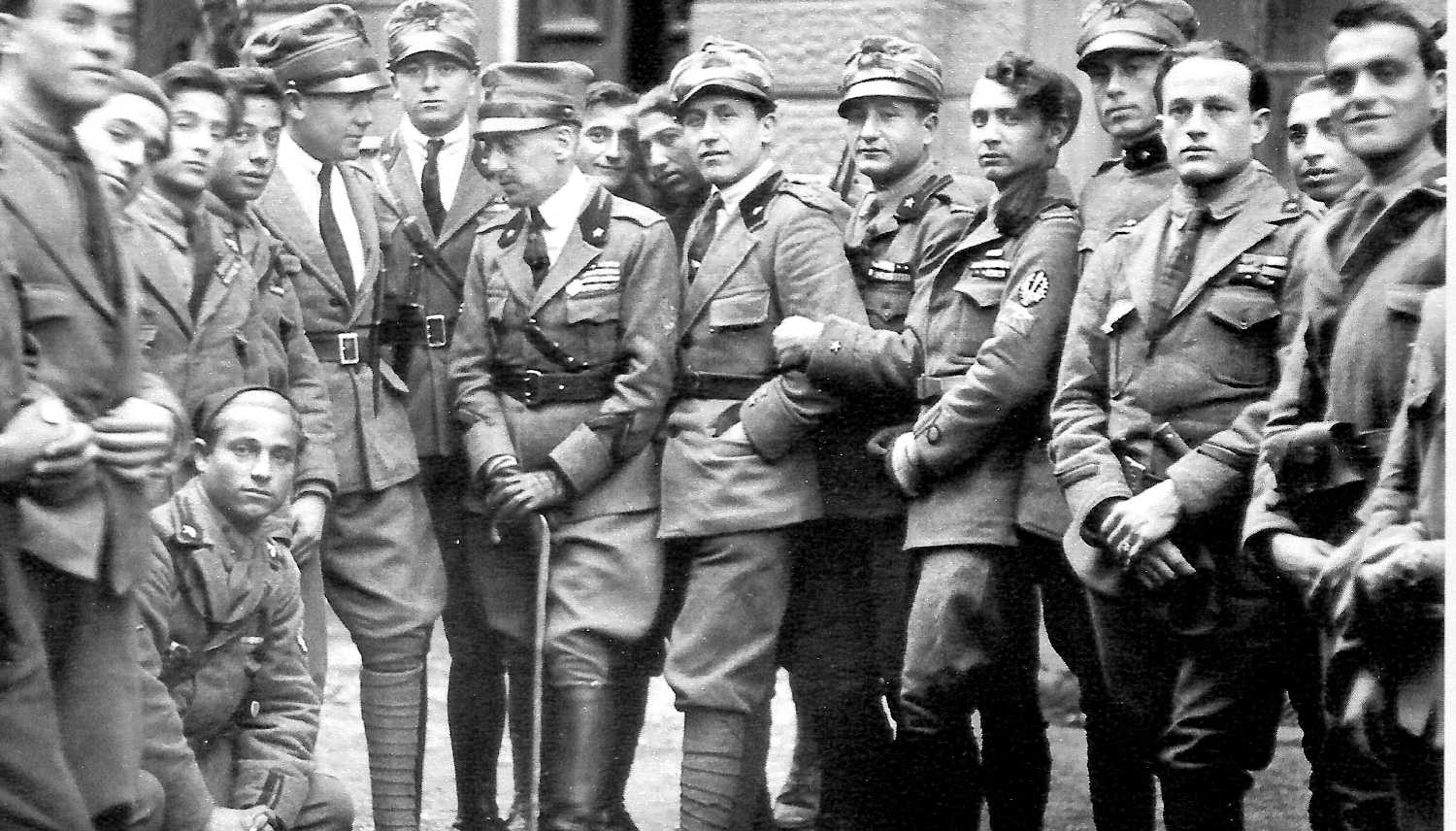 Gabriele D'Annunzio (in der Mitte mit Stock) 1919 mit Legionären des „Arditi-Korps“ in Fiume.
