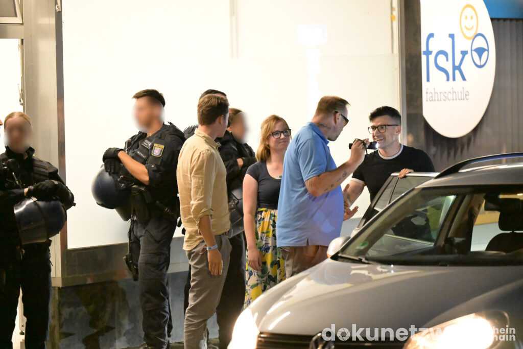 Paul Klemm, Carolina Mehrkens, Manuel Mann und Martin Sellner (v.l.n.r.) bei der Verabschiedung nach der Veranstaltung.