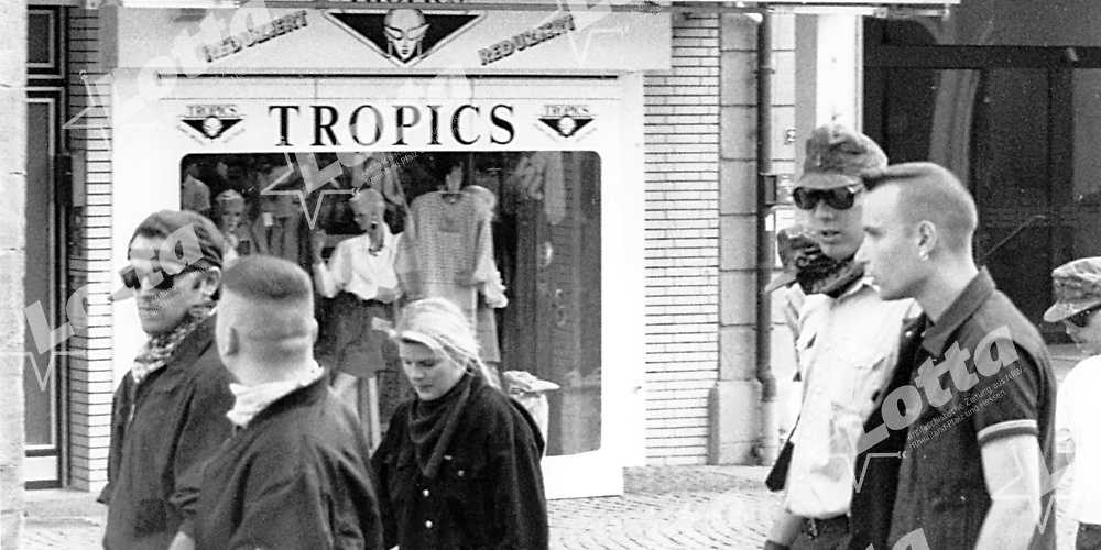 Frank S. (rechts) als Teilnehmer des Rudolf-Hess-Marsches in Fulda 1993