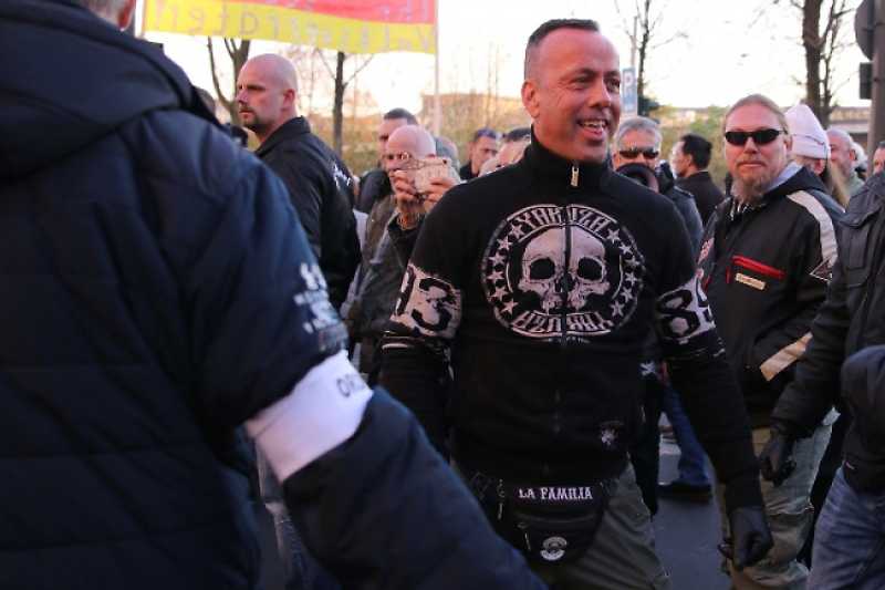Ralf Nieland (Bildmitte) am 17. November 2018 - kurz vor seinem Angriff auf Gegendemonstranten