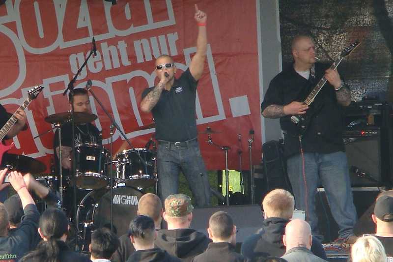 "Strassmass" auf der Bühne des "Eichfeldtages" der NPD am 4. Mai 2013 in Leinefelde. Von rechts nach links: "Hannes", Denis Zadow, Falk Harry Pirnke