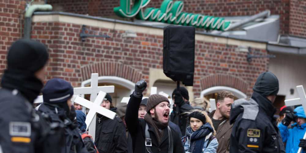 Naomi Seibt im Kreise von Burschenschaftern beim "1000 Kreuze Marsch" 2018 in Münster