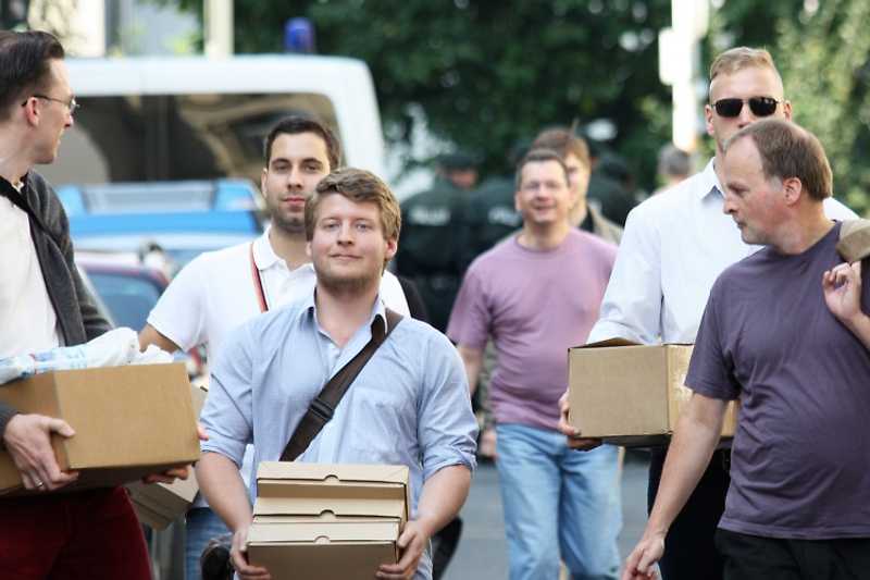 6. September 2014, Bonn: Umzugshelfer des "Zwischentags" bei der Arbeit. Ganz rechts: Tony Xaver-Fiedler ("pro NRW"-Parteivorstand)