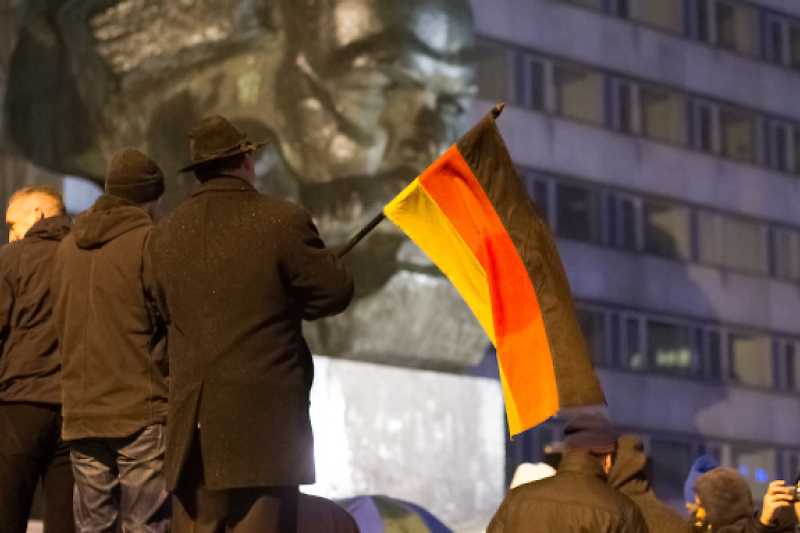 Rechte Demonstration in Chemnitz, vor Karl Marx-Denkmal