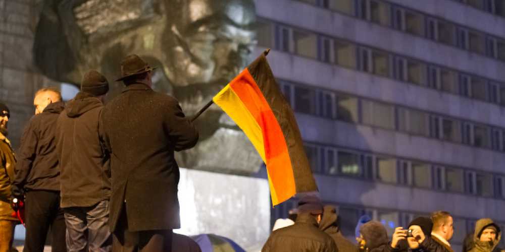 Rechte Demonstration in Chemnitz, vor Karl Marx-Denkmal