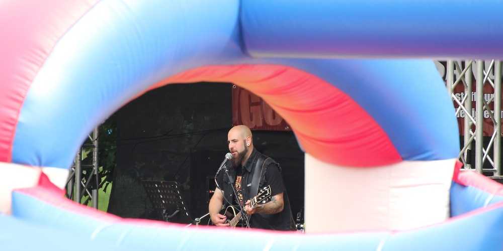Zwischen Hpüfburg und Bierbank: Martin Böhne von "Sturmwehr" beim "Thüringentag der nationalen Jugend" 2016.