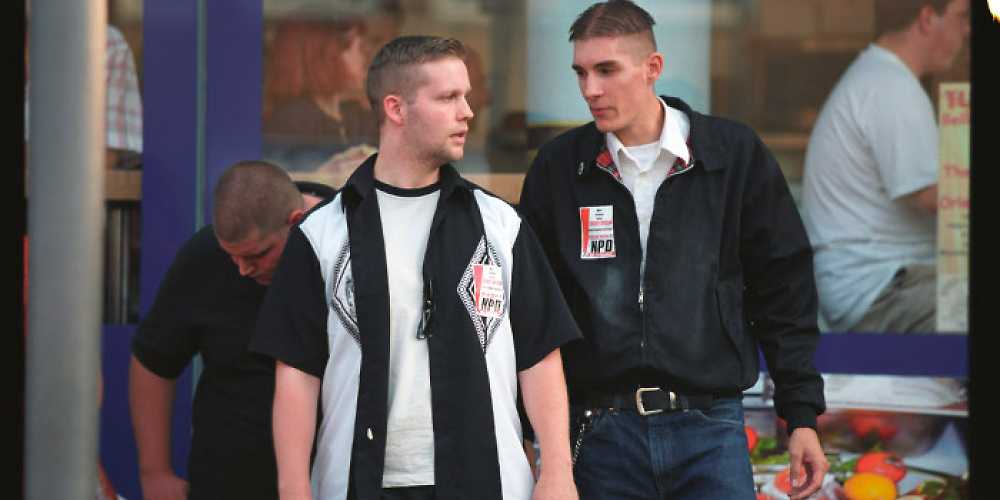 Stephan Ernst (l.) bei einer NPD-Veranstaltung 2002 in Kassel.