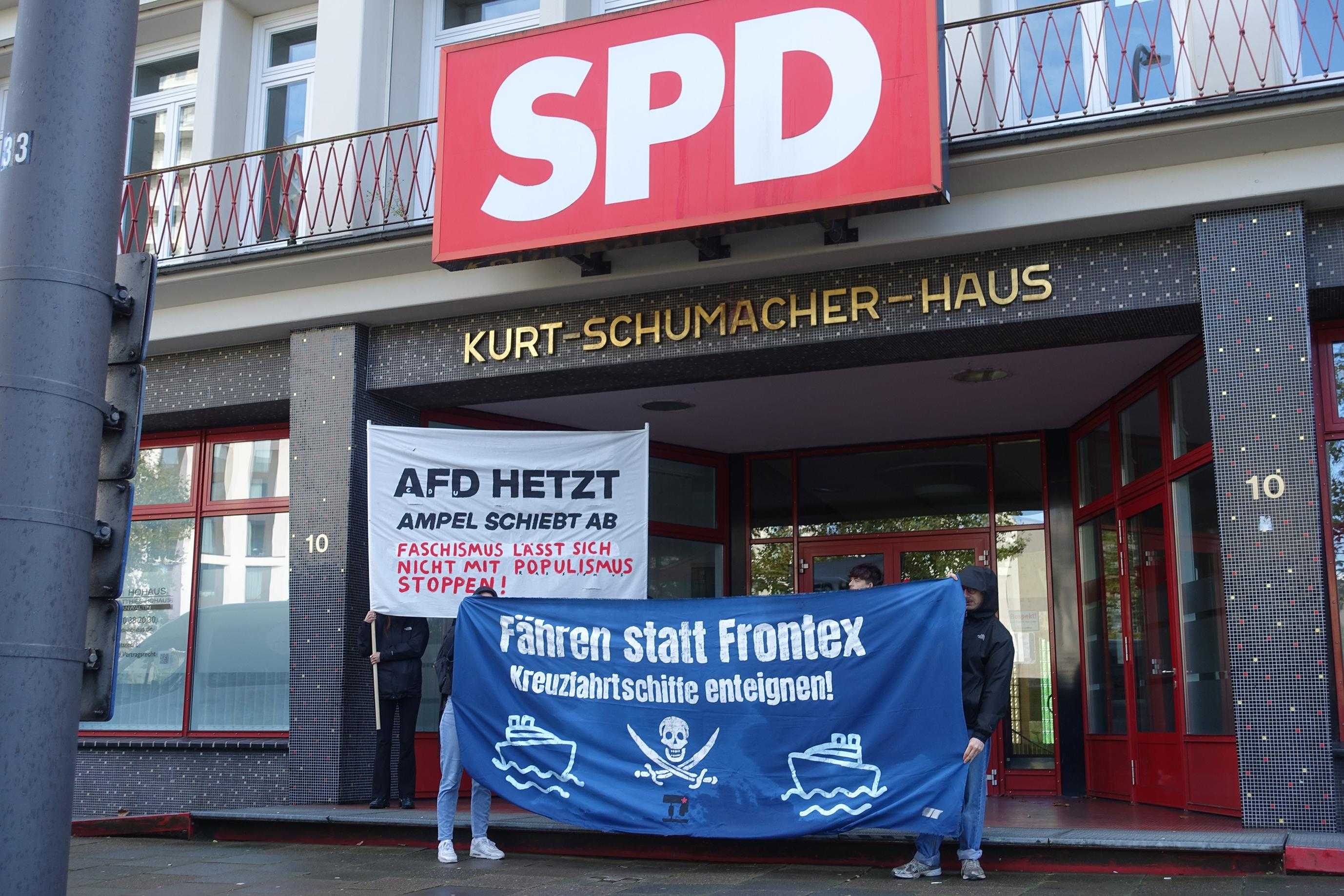 Protest gegen die Verschärfungen des Asylrechts am 28. September 2024 vor der Hamburger SPD-Zentrale.