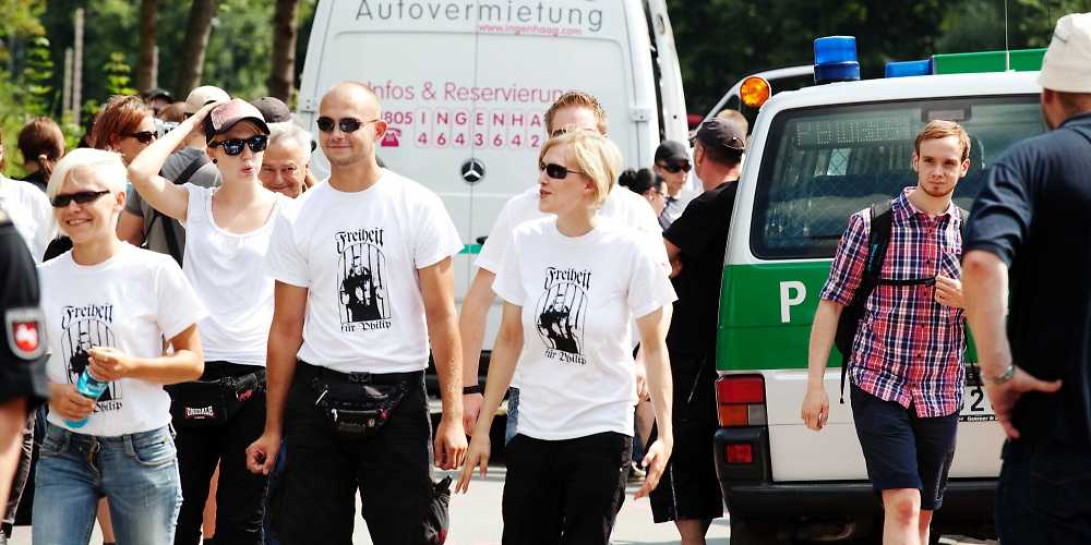 „Bruderschaft Hessen“ mit Solishirts bei einem Aufmarsch in Bad Nenndorf.