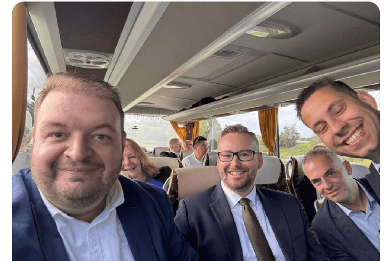 Damian Lohr (1.v.l.) und Sebastian Münzenmai-er (2.v.l.) auf dem Weg zum AfD Landespartei-tag. Mit dabei Alexander Jungbluth (1.v.r.).