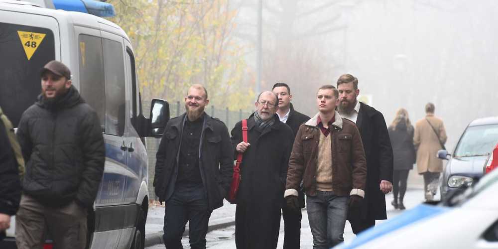 Alain de Benoist (mitte) auf dem Weg zum Burschenhaus.