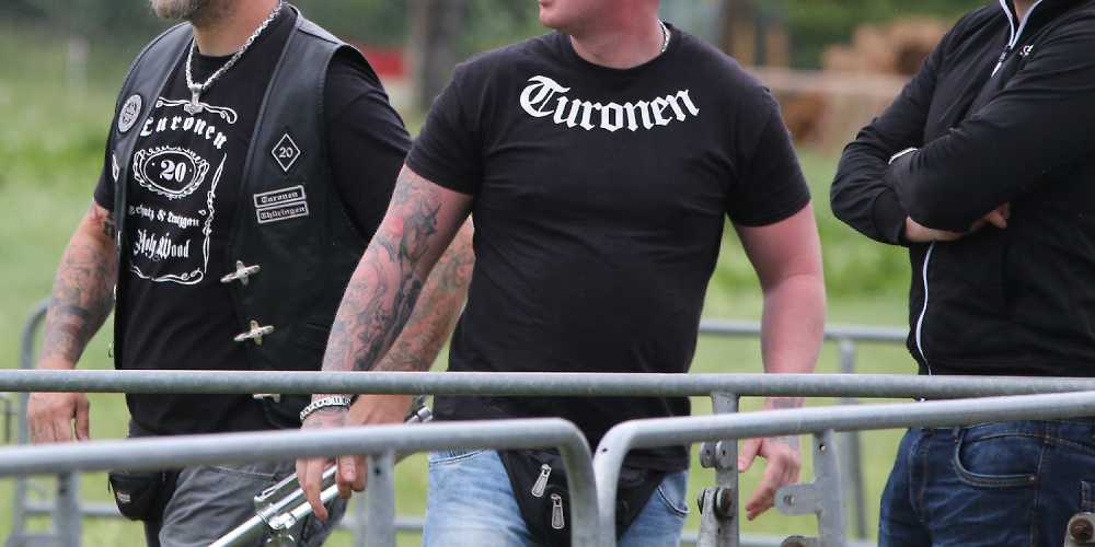 Thomas Wagner (l.) am Rande eines Neonazi-Konzerts am 15.07.2017 in Themar