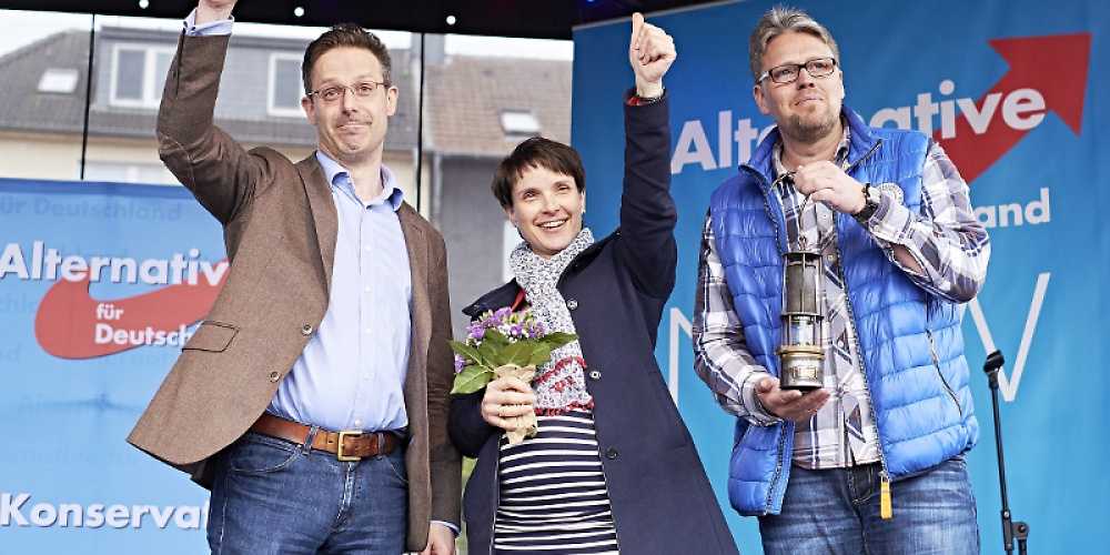 Guido Reil (r.) beim Wahlkampfauftakt in Essen