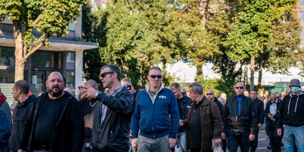 Alexander Karnath (Bildmitte, blaue Jacke) beim Trauermarsch für Borchardt am 9.