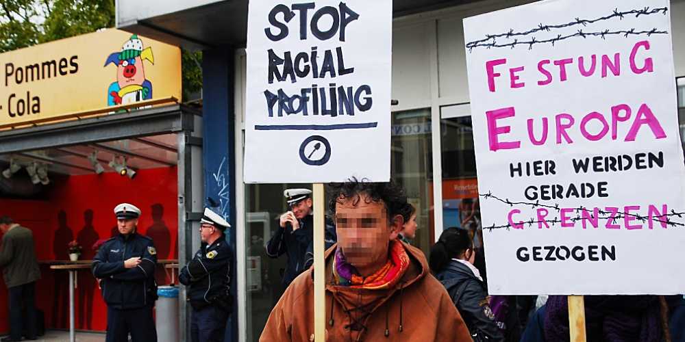 Zwei Demonstranten vor dem Münsteraner Hauptbahnhof.