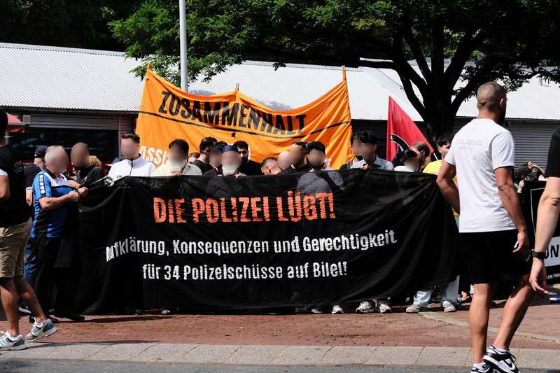 Fronttransparent der Demonstration am 15. Juli 2023 in Herford: "Die Polizei lügt! Aufklärung, Konsequenzen und Gerechtigkeit für 34 Polizeischüsse auf Bilel!"