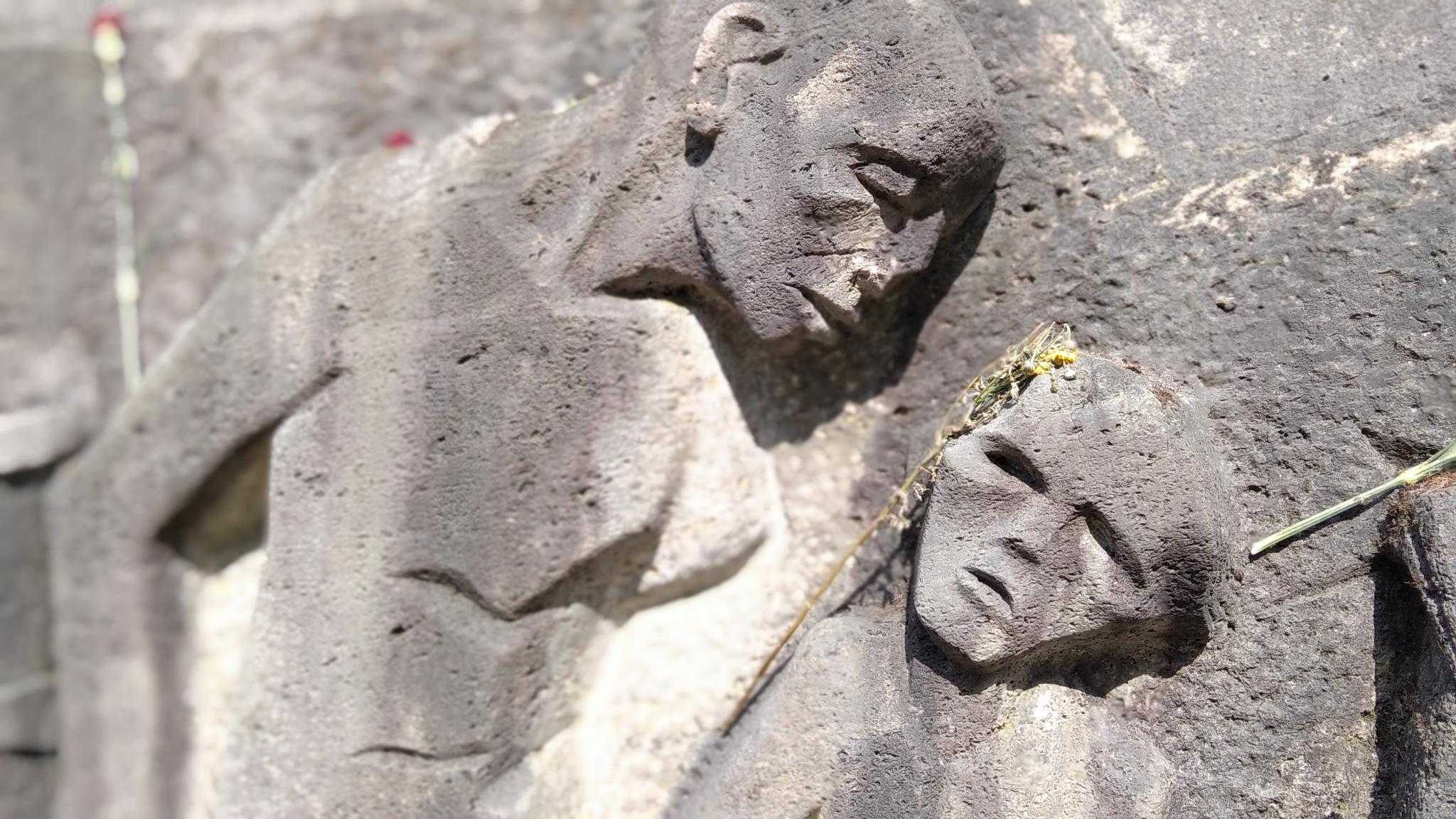 Das Mahnmal in der Bittermark erinnert an die um Ostern 1945 von den Nazis ermordeten  Zwangsarbeiter_innen und antifaschistischen Widerstandskämpfer_innen.