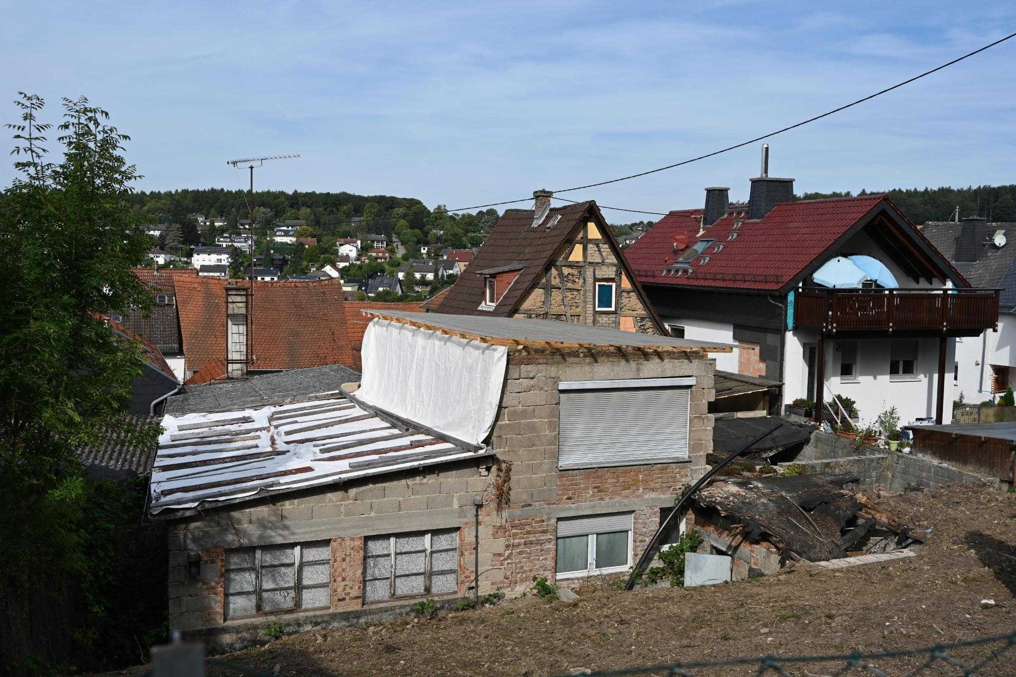 Auf dem Anwesen der Familie Frankenbach im historischen Ortskern von Glashütten-Schloßborn (Hochtaunuskreis) fand die Polizei im Februar 2021 größere Mengen Waffen und Sprengstoff.

Auf dem Bild ist im Vordergrund ein Haus zu sehen, dem das Dach fehlt. Dahinter sind weitere Häuser zu erkennen.