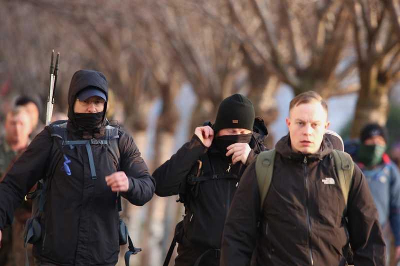 Größte Neonazi-Wanderung Europas: Teilnehmer auf dem Weg zum Startpunkt des „Ausbruch 60"-Gedenkmarsches am 11. Februar 2023 in Budapest.