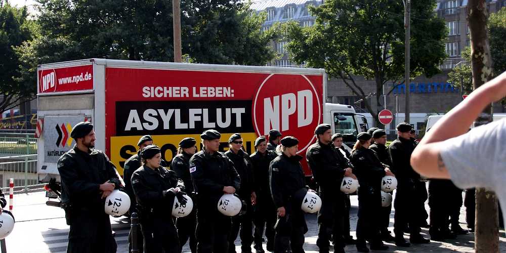 Die NPD macht 2013 Wahlkampf auf dem Kölner Heumarkt.