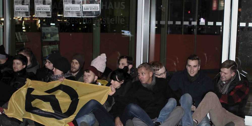 AfD-Mitarbeiter Nils Hartwig (r.) beteiligt sich am 21.12.2016 an einer Blockade-Aktion der "Identitären"