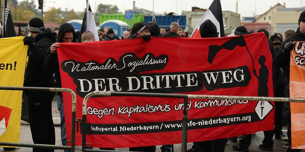 Eher Kalkül als Zufall: Süddeutsche Neonazis lange vor dem Verbot des „Freien Netz Süd“ mit einem Transparent der grade gegründeten Partei „III. Weg“..